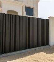 Portail double battant contemporain en aluminium noir, automatique et intelligent, pour allée de villa et jardin extérieur, avec poignée dorée durable