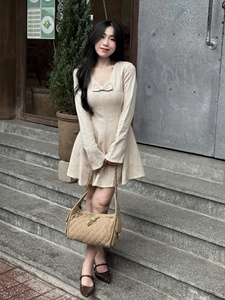 Vestido de Lana Color Nude con Cuello en V Profundo, Mangas Acampanadas, Escote Corazón y Lazo Elástico, Estilo Coreano, OEM, Alta Calidad - Product Image 6