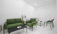 Fauteuil lounge moderne rembourré vert avec structure en métal noir pour hall d'accueil de bureau
