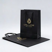 Sacs d'emballage pour bijoux de luxe personnalisés recyclables avec logo en or estampé à chaud, sacs cadeaux de luxe en papier kraft noir avec poignée