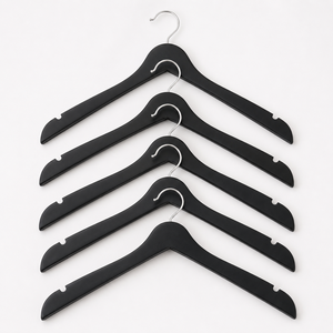 Cintres plats en bois massif noir pour hôtels, avec encoches antidérapantes pour les épaules, en vrac, du Vietnam - Product Image 4