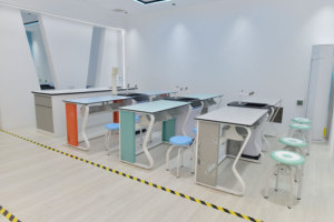 Tavolo da Laboratorio <span class=keywords><strong>Scolastico</strong></span> Moderno in Metallo, Banco di Lavoro Biofisico con Sedia e Cassetti, Realizzato su Misura per Uso Commerciale - Product Image 4