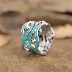 Anello da Donna Stile Punk con Linee Ondulate, Elegante Ornamento Unico per la Mano da Indossare Ogni Giorno - Product Image 2