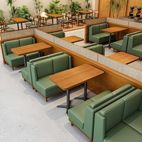 Ensemble de table et de chaises en bois de style nordique, canapé en cuir vert, vente en gros sur mesure pour restaurant, stand de restauration rapide, café