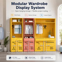 Armoire de présentation sur mesure de style conteneur avec tringles à vêtements, tiroirs, étagères et rangement de base pour les présentoirs de magasins de vêtements