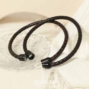 Pulseras de Cuero PU Trenzado de Estilo Simple en Color Negro JUSTOP para Mujeres y Hombres con Cierre Magnético, Regalo Moderno, Hecho en China - Product Image 4