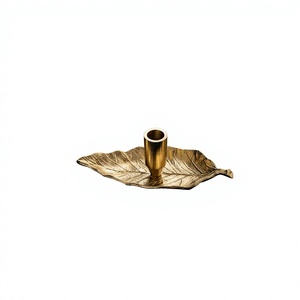 Bougeoir en or avec conception de congé Bougeoir classique à rayonnement intemporel - Product Image 6