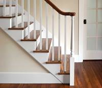 Rampe d'escalier en bois blanc apprêté de style moderne pour hôpitaux, hôtels, immeubles d'appartements - Installation facile