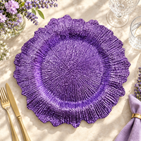Assiette de présentation élégante en plastique violet de 13 pouces, texture poudrée rayonnante, bordure florale irrégulière pour banquets de mariage