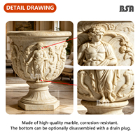 Urne en marbre sculptée à la main avec des figures de la mythologie grecque, style baroque, jardinière en pierre classique pour l'intérieur et l'extérieur des villas