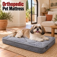 Orthopädisches Hundebett mit Kokosfaserkern, 8 cm Gesamthöhe und dreieckig bedrucktem grauem Bezug (Eigenmarke)