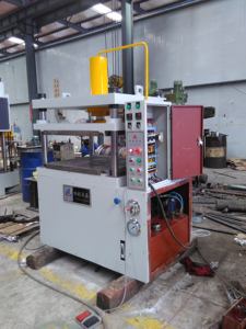 Presse hydraulique à quatre colonnes pour le formage à froid des pièces métalliques - Product Image 3