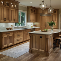 Meuble de cuisine traditionnel de luxe en bois avec îlot sculpté, portes vitrées et plan de travail en granit