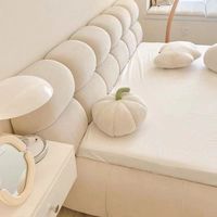 Lit rembourré Cream Cloud avec tête de lit capitonnée douce, disponible en tailles King et Queen, pour chambre principale confortable, mobilier de maison au style princesse