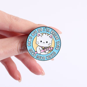 Broches en émail « Fluffy Cat Menace » : chat mignon mais effrayant, broche « Paws Off or I Will Break Your Knees », bijoux en gros - Product Image 4