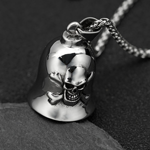 Collar de Plata con Diseño de Calavera y Huesos Cruzados, Estilo Pirata, con Acabado Pulido - Product Image 2