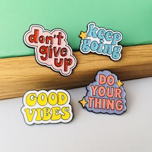 カスタムインスピレーションブローチ、英語のメッセージ入り、電気メッキ、イミテーションエナメル加工、ヨーロッパとアメリカの新しいファッション、亜鉛合金製 - Product Image 1