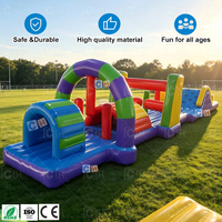Structure gonflable avec toboggan, château gonflable, filet de sécurité, tour d'escalade et piste de course pour le plaisir des enfants en plein air lors de carnavals scolaires