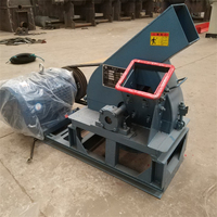 Broyeur de bois à disques produisant des copeaux de bois uniformes à partir de bûches et de branches pour la matière première des centrales biomasse.