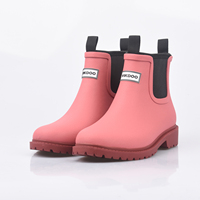 Botas de Lluvia Impermeables para Mujer en Combinación de Colores Rojo y Negro, Parte Superior de Goma y Forro Interior de Neopreno