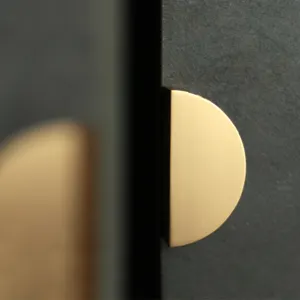 מכירה לוהטת Luxe חצי ירח בצורת מודרני מתכת ארון אלומיניום ידיות חצי מעגל ריהוט ידית ידיות אבץ