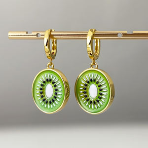 Boucles d'oreilles pendantes personnalisées en émail, plaquées or, motif fruits (Kiwi, Fraise, Avocat) – Vente en gros - Product Image 4
