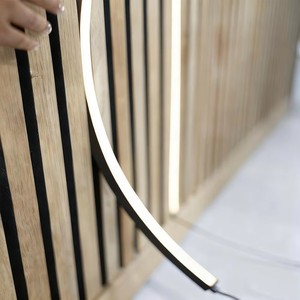 Panneau mural acoustique en bois de chêne naturel, ignifuge, insonorisant, décoratif, idéal pour la vente en gros, avec bande LED intégrée. - Product Image 1