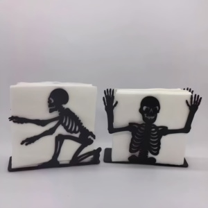 Décoration d'Halloween 2026 : Boîte à mouchoirs créative en métal noir, support de serviettes en fer en forme de squelette pour la décoration intérieure - Product Image 1