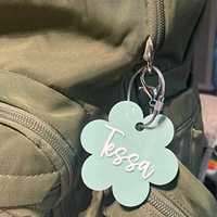 Gantungan Kunci Cincin Baja Nama Kustom 2026, Liontin Tas Daisy, Tag Nama Ransel, Gantungan Kunci Bunga Huruf Akrilik