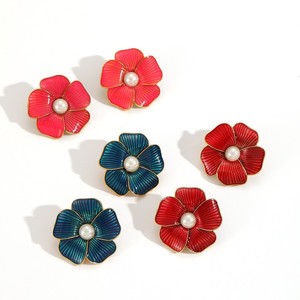 ต่างหูรูปดอกไม้ สแตนเลสสตีล ประดับมุกตรงกลาง สำหรับผู้หญิง ของขวัญ เครื่องประดับ สีแดง น้ำเงิน ชมพู ผลิตจากเมืองอี้หวู่ - Product Image 4