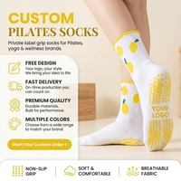 Chaussettes de Pilates personnalisées pour femmes avec logo, antidérapantes, tricotées, à grip en silicone, pour yoga, avec design antidérapant et bordure brodée à volants