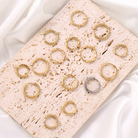 Boucles d'oreilles Big Huggie en acier inoxydable PVD or 18 carats Connecteurs Boucles d'oreilles créoles torsadées pour les fournisseurs de bijoux à bricoler soi-même