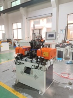Machine à chanfreiner pneumatique à double tête 60, produit des bords chanfreinés lisses et sans bavures.