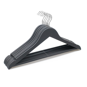 Percha <span class=keywords><strong>de</strong></span> Madera Maciza <span class=keywords><strong>de</strong></span> Alta Gama con Acabado en Pintura <span class=keywords><strong>de</strong></span> Goma Negra Mate, Ecológica y Clásica para Trajes, Camisas, Faldas, Bolsos y Tiendas <span class=keywords><strong>de</strong></span> Ropa - Product Image 1