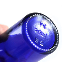 Vente en gros de flacons cylindriques en verre bleu anti-UV pour huiles essentielles, surface givrée, pipette compte-gouttes noire, col 18-415, personnalisable
