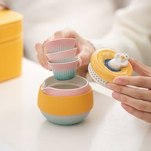 해피 덕 옐로우 세라믹 여행용 티포트와 컵 세트 귀여운 티컵과 포트 세트 어린이 여행 친화적인 티컵 머그 세트 - Product Image 1