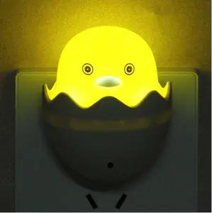 Mini lampe de chevet LED en forme de petit canard jaune pour enfants, design de dessin animé enfichable, économie d'énergie, contrôle de la lumière à induction