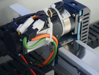 Nouvelle machine de distribution automatique motorisée Zuoma ZM1290A pour l'application de colle thermofusible industrielle dans la couture de soutiens-gorge sans couture