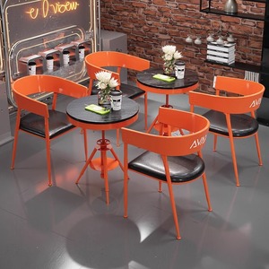 Set Tavolo e Sedie in Ferro Rosso Industriale per Caffetteria, Ristorante, Hotel, Soggiorno e Bar Domestico - Design Moderno per <span class=keywords><strong>Arredamento</strong></span> Esterno - Product Image 3