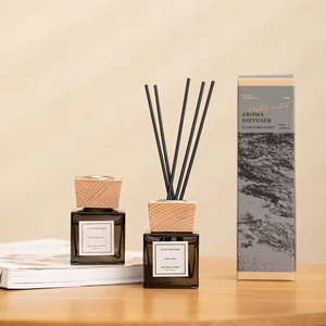 Diffuseur à bâtonnets Aikun OEM, boîte cadeau classique en verre ambré de 150 ml avec bouchon en bois, parfum vanille, pour bureau et maison - Product Image 1