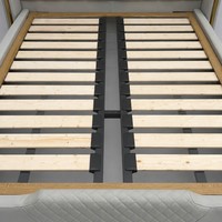 Luxuriöses Modernes PU-Leder Polsterbett mit Flügelkopfteil, Kanalgesteppt, Goldene Zierleiste, Metallakzent, Hotel-Schlafzimmer Dekorationsstil