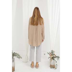 Camisa de Mujer con Botones de Perla y Detalle de Pecho en la Espalda - 20645GML - CAMEL - Product Image 3