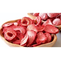 Gevriesdroogde Aardbeienplakjes Gemaakt Van Echt Fruit Knapperige En Zoete Gezonde Snack, Perfect Voor Smoothies Die Toppings Van Granen Bakken
