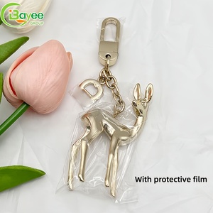 Porte-clés en métal doré élégant 3D sculpté Premium Perception pour breloque de sac, souvenirs, cadeau d'entreprise - Product Image 1