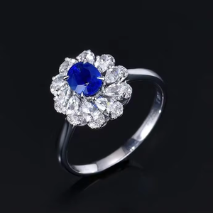 Fournisseur de bijoux fins SGARIT, bague de fiançailles en or blanc 18 carats massif avec saphir bleu naturel de 0,75 carat et diamants - Product Image 2
