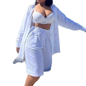 Conjunto de 2 Piezas Blanco para Mujer - Camisa de Manga Larga con Botones y Pantalones Cortos hasta la Rodilla, Estilo Africano - Product Image 2