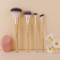 Échantillon Gratuit – Nouvelle Trousse Professionnelle de 4 Pinceaux de Maquillage Visage à Marque Blanche avec Poils Synthétiques, Manche en Bois, Éponge et Pochette pour Correcteur