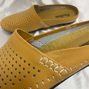 Mules pour homme en cuir de vache véritable, style mocassin à talon ouvert, pour l'extérieur, très demandées - Product Image 3