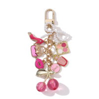 Porte-clés vintage élégant en alliage émaillé, motif rouge à lèvres, perle, nœud, cerise et parfum, style doux, pour décoration de sac