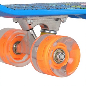 Skateboard complet de 24 pouces en plastique haut de gamme en forme de poisson à prix abordable pour filles et garçons - Product Image 4